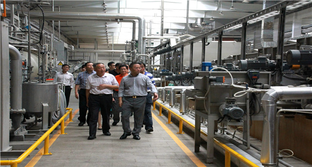 1539839388823386xwnh.jpg 圖為企業(yè)家們參觀(guān)卓達(dá)染整車(chē)間.jpg